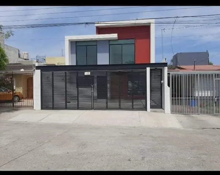 Fachada con portón de herrería