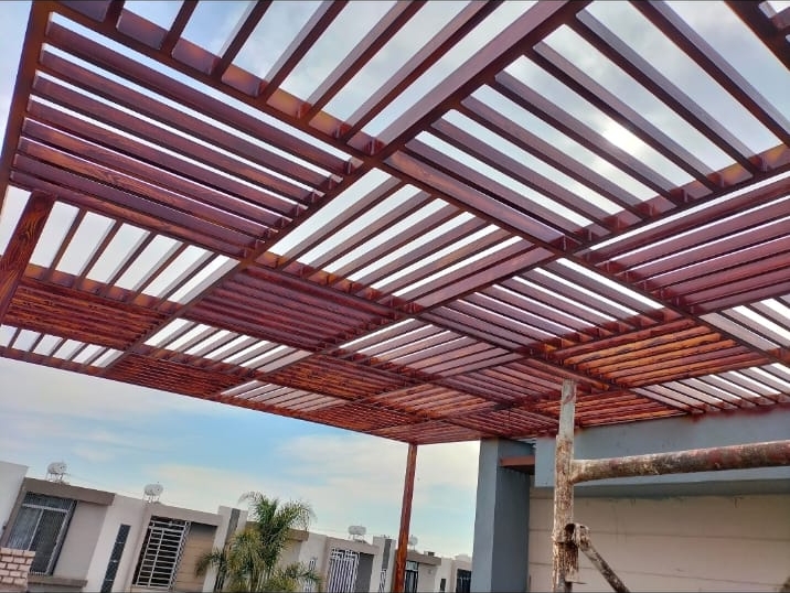 Pérgola para terraza con acabado imitación madera — Herrería Trujillo