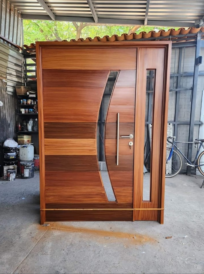 Puerta de ingreso con acabado imitación madera — Herrería Trujillo
