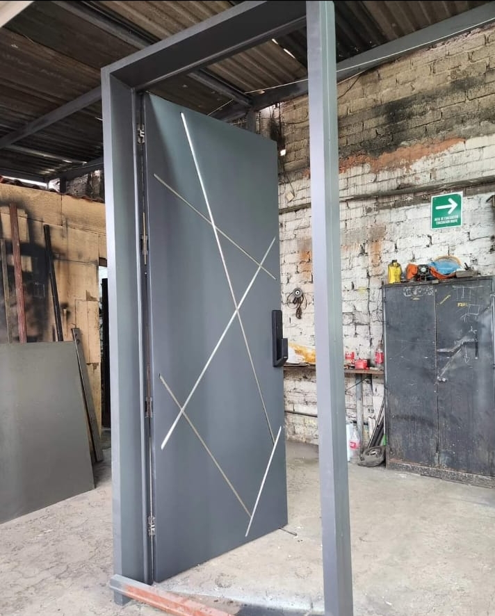 Puerta de acceso minimalista — Herrería Trujillo
