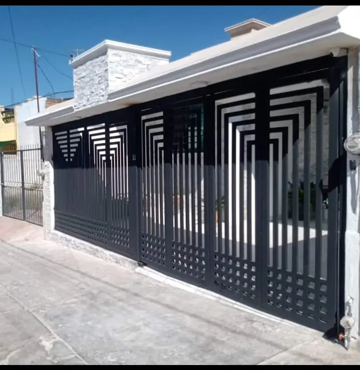 Portón moderno de herrería negra