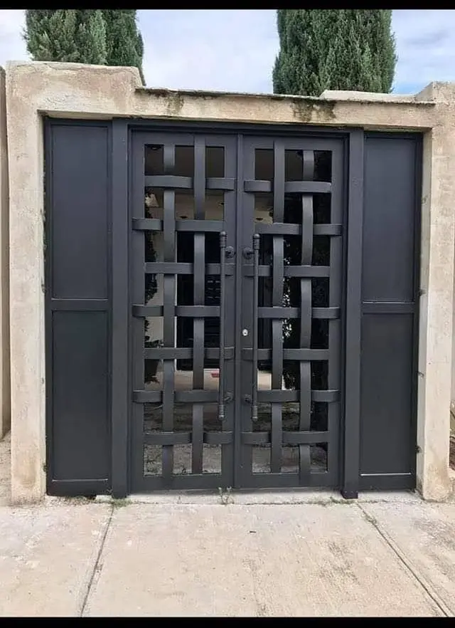 Puerta de herrería con diseño geométrico